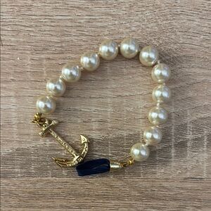 Elegant Pearl and Gold Anchor Bracelet